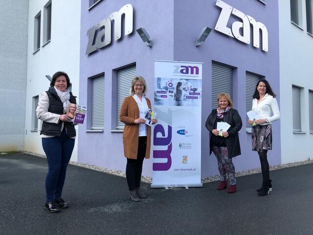 Kursleiterin Martina Steinbauer, ZAM-Leiterin Ingeborg Krainer, Obfrau "Im Leben" Manuela Künstner und Klinische Psychologin Mariella Panagl | Foto: Veronik
