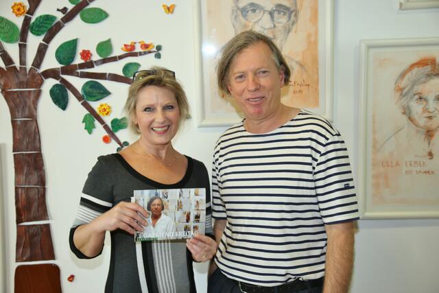 Gabi Holnsteiner mit Künstler Gazmend Freitag auch links ein Baum als Deko dabei  | Foto: Robert Rieger Photography 