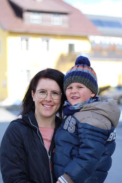 Eva aus Tamsweg: 
"Bewusst nicht immer, aber gesund. Ich Koche zum Beispiel gesund und mache Sport."
