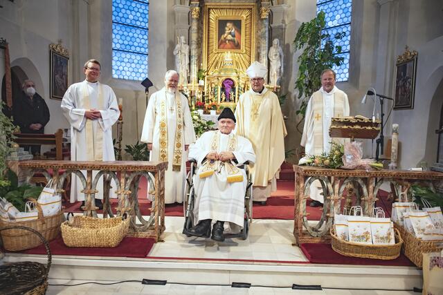70. Priesterjubiläum in Kronburg: Jubilar Josef Götz (Mi.) mit Vikar Adam Pendel, dem Stamser Abt German Erd, Bischof Hermann Gletter und Pfarrer Herbert Traxl (v.l.).