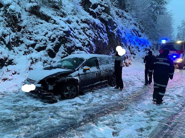 Der Pkw musste auf den nächsten Parkplatz abgeschleppt werden. | Foto: FF Muggendorf