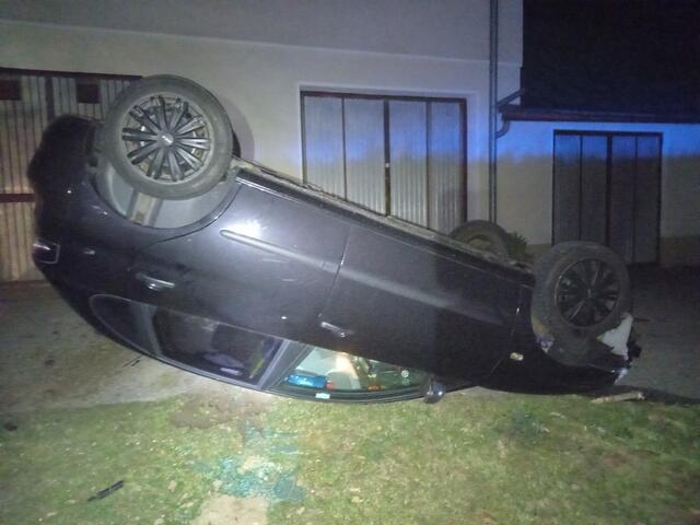 Der Lenker hatte den Unfallort beim Eintreffen der Einsatzkräfte schon verlassen und die Nummernschilder mitgenommen. | Foto: FF Bromberg