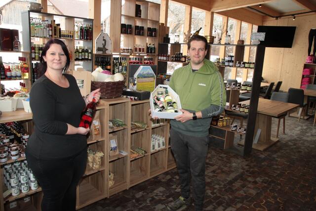 Monika Prietl und Dimitri Schwaiger freuen sich über den gelungenen Genussladen | Foto: Gerhard Langmann