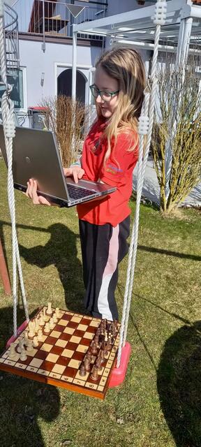 Livia Sternbauer beim Gartenschach der anderen Art | Foto: Sternbauer