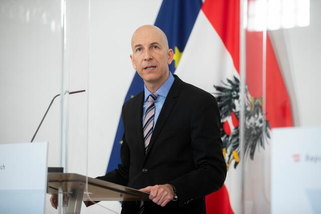 Die Corona-Kurzarbeit ist bis Ende Juni befristet. .Arbeitsminister Kocher will das Modell anpassen. | Foto: Christopher Dunker/BKA