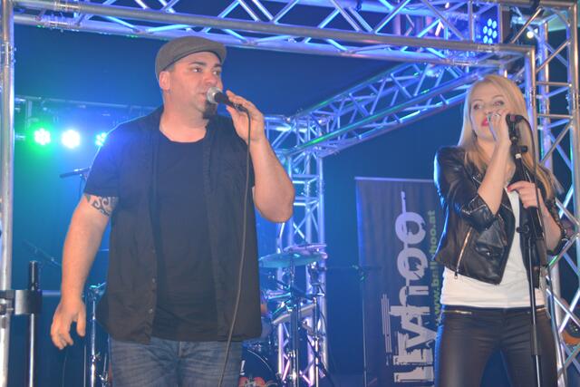 Mario Ferstl und Fanni Bodnar hatten ihre Mikros fest im Griff. | Foto: Michael Strini