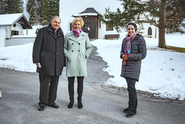 Komm.-Rat Karl Handl und Christine Handl (Fa. Handl Tyrol GmbH) mit Fiona Zöhrer (Diözese Innsbruck, Leitung Öffentlichkeitsarbeit und Kommunikation).