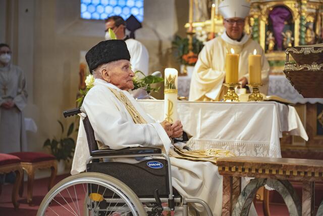 Der 96-jährige Josef Götz, der älteste aktive Seelsorger der Diözese Innsbruck, ist immer noch mit ganzem Herzen Pfarrer.