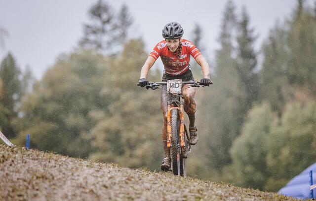 Als Fünfte ging es für Corina Druml  zum Saisonstart über die Ziellinie und anschließend sofort unter die Dusche.  | Foto: Druml/KK