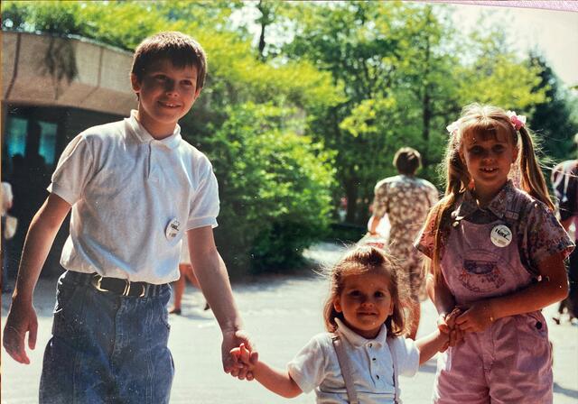 In der Mitte - Alexandra Wachter - links Christoph Waltl - rechts Marie-Christine Waltl. Münchner Zoo - Mai 1991 | Foto: herbert Waltl