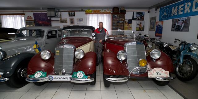 Der Puchberger Leonhard Hausberger zwischen seinem ersten restaurierten 170-er (l.) und seinem sportlichen 170-er Coupé.