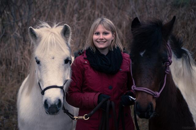 Magdalena Kritzinger mit ihren Ponys Jacky (links) und Miss Elli. | Foto: Magdalena Kritzinger