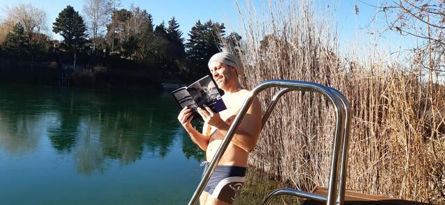 Chris Peherstorfer zeigt in seinem Buch "Die 11 Gebote", wie man an Herausforderungen, wie etwa dem Eisbaden, wächst. | Foto: Privat