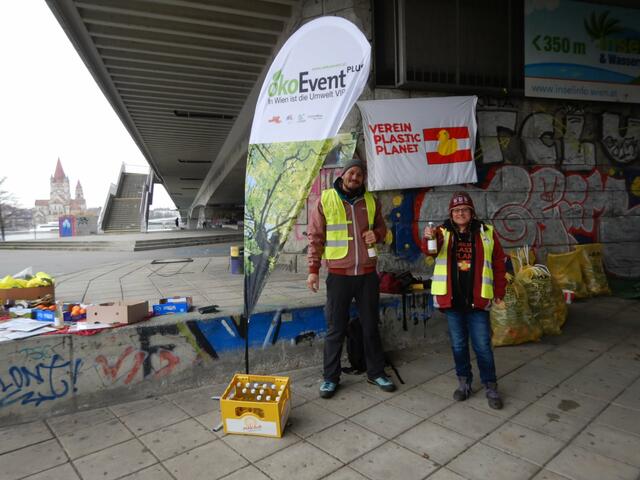 Christian Wihan,Team Nachhaltigkeit/Marketing und Sponsor Makava half gleich persönlich mit!