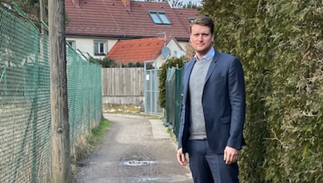 Die Sanierung des Verbindungswegs liegt Matthias Friedrich am Herzen. | Foto: SPÖ Hietzing