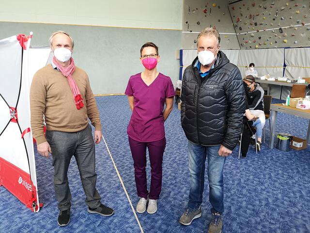 Bei den kostenlosen Corona-Antikörpertests in Krimml: Bürgermeister Erich Czerny, Dr. Maria Mendel und Vizebürgermeister Johann Leutgeb | Foto: Gemeinde Krimml
