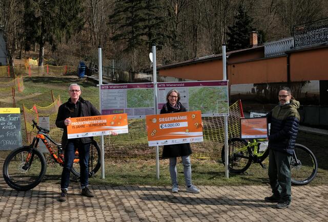 Preisübergabe: Andreas Weiß, Michaela Schüchner und Patrick Huber. | Foto: BV 14/Claudia Satler