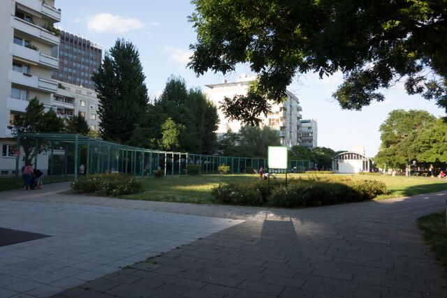 Der öffentliche Schanigarten soll acht Tische mit 32 Plätzen haben. Ein möglicher Standort im 20. Bezirk ist der Hugo-Gottschlich-Park. | Foto: Ernst Miesgang