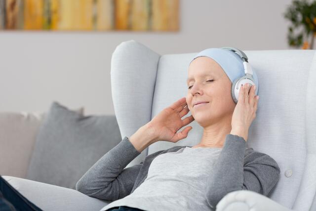 Musiktherapie spielt auch in der Onkologie eine Rolle. | Foto: Photographee.eu / Shutterstock.com