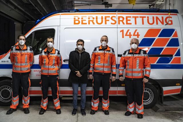 Erwin H. (Mitte) bedankte sich jetzt persönlich bei seinen Rettern. | Foto: Berufsrettung Wien