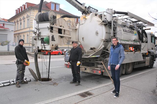 Kanaluntersuchung in der Spanheimer Straße: Markus Godez von den Stadtwerken (rechts) mit Christian Simml und Semir Podzic (links) von der Firma Kalcher. | Foto: Stadtgemeinde Wolfsberg