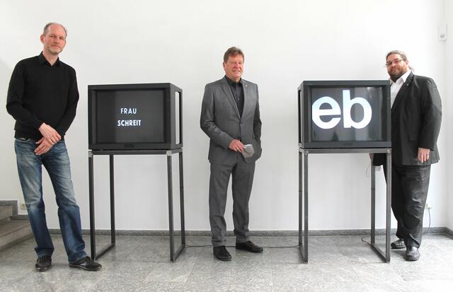 David Komary, StR Prof. Helmut Mayer, GR Mag. Klaus Bergmaier mit 2 Werken aus dem frühen filmischen Schaffen von Marc Adrian