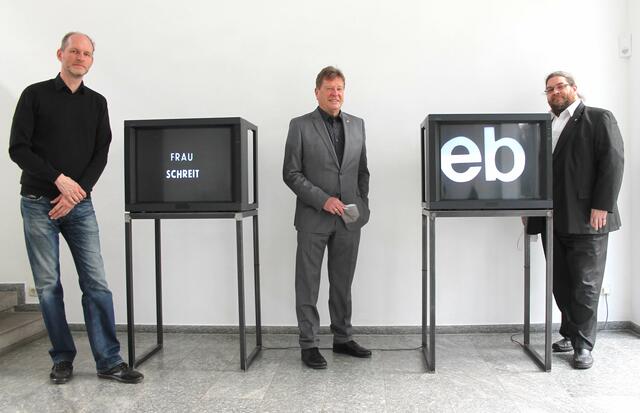 David Komary, StR Prof. Helmut Mayer, GR Mag. Klaus Bergmaier mit 2 Werken aus dem frühen filmischen Schaffen von Marc Adrian | Foto: privat