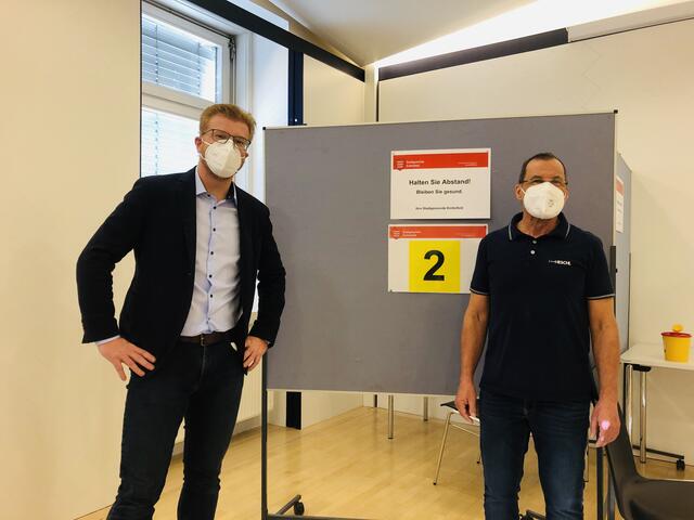 Mediziner Bernd Heschl (r.) impft in Knittelfeld. Im Bild mit Bgm. Harald Bergmann. | Foto: Verderber