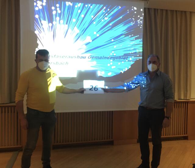 Bürgermeister Johann Fuchs (rechts) und Bauernbundobmann Johann Steinmann machen sich für einen Glasfaserausbau im gesamten Gemeindegebiet von Diersbach stark. | Foto: Gemeinde Diersbach