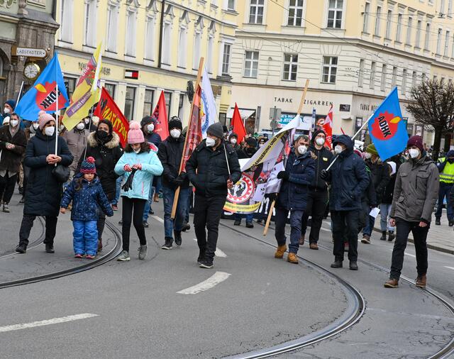 Demo Sonntag. Beide Demos verliefen ohne Zwischenfälle. Bei der Demo "Aufstehen gegen Rassismus" waren deutlich mehr Beteiligte. | Foto: zeitungsfoto.at