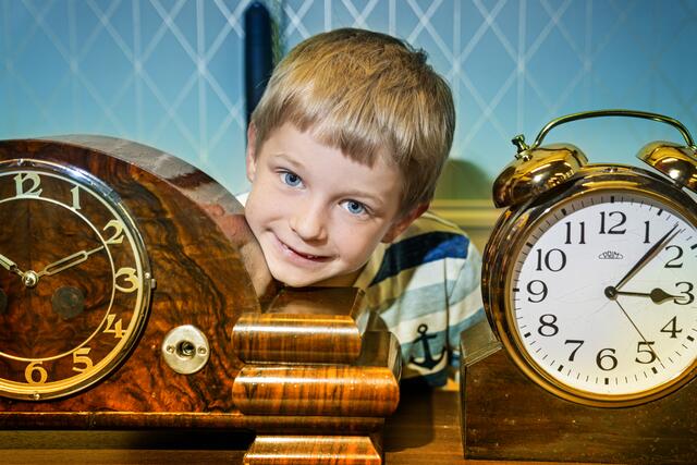 Am kommenden Sonntag ist es wieder so weit: Die Uhren werden von 2 auf 3 Uhr vorgestellt. Was es bedeutet, eine Stunde Schlaf zu verlieren und wie man sich wappnen kann.  | Foto: FRida &amp; freD