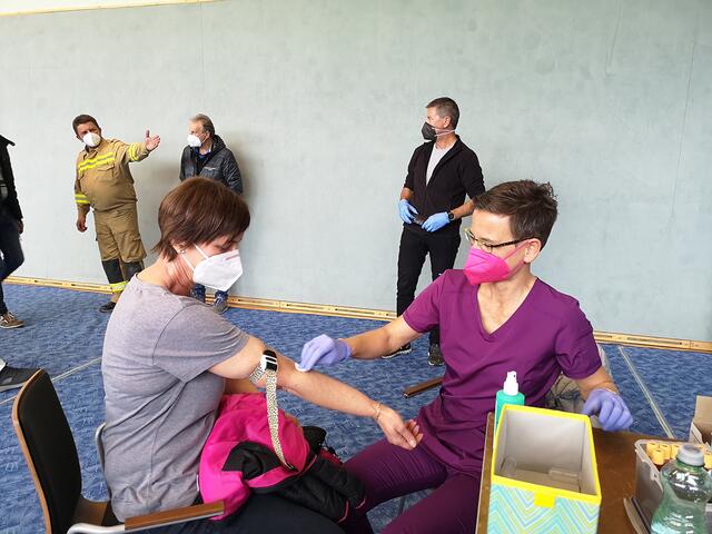 Auch Claudia Bachmaier aus Krimml lies sich auf Antikörper testen. Am Foto mit Dr. Maria Mendel. | Foto: Gemeinde Krimml