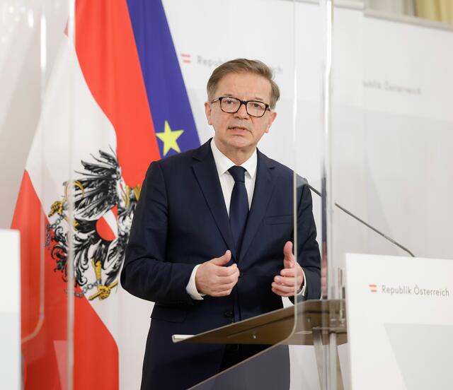 Gesundheitsminister Rudolf Anschober (Grüne) plädierte vorab angesichts der in einigen Regionen sehr hohen Infektionszahlen für eine regionale "Notbremse". | Foto: Andy Wenzel/bka