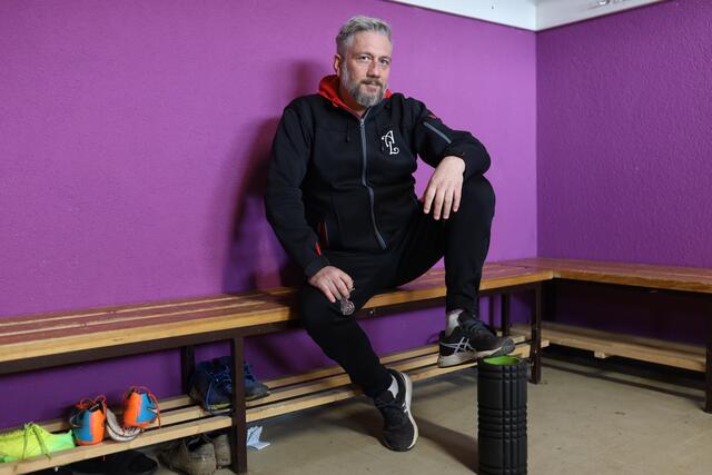 Masseur Dieter Hahn weiß, was zu tun ist, wenn es bei seinen ASKÖ Leonding-Kickern in den Beinen zwickt.