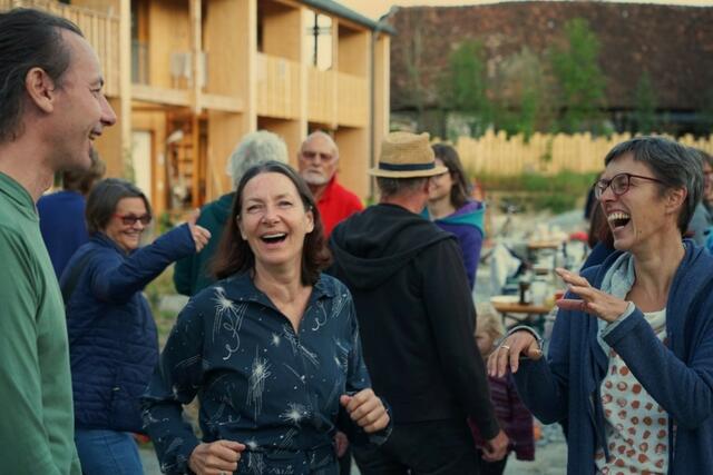 Sabine Tiefenbrunner lebt seit mehreren Jahren glücklich in einer Wohnung der WoGen. | Foto: Dominik Berger