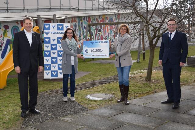 Freuten sich über den hohen Erlös des 19. BRG-Adventkalenders in Höhe von 10.800 Euro: Hauptsponsor-Vertreter Vorstandsdirektor Rainer Kuhnle (Volksbank NÖ), Direktorin Elisabeth Buchinger-Glaser (BRG Krems-Ringstraße), Schulleiterin Regina Holzer (ASO Krems) und Regionalleiter Gerald Mayerhofer (Volksbank Krems, von links).