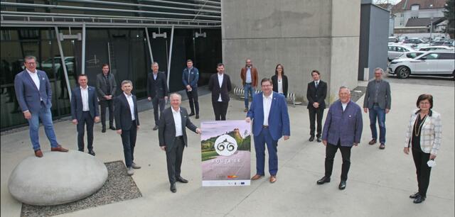 Schulterschluss: Die Route 66 wird in den kommenden zwei Monaten vorbereitet und geht dann in die breite Sichtbarkeit. "Ein riesengroßer Mehrwert für die Region", ist LAbg. Franz Fartek (4.v.l.) überzeugt.
