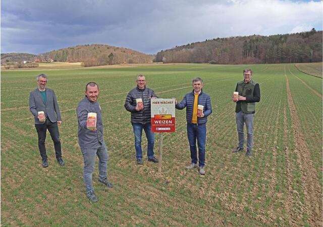 Michael Fend, Stephan und Engelbert Uller, Franz Fartek, Bernhard Gitl (v.l.) rechnen vor, dass hinter ihnen Mehl für über 30.000 Osterbrote reift.