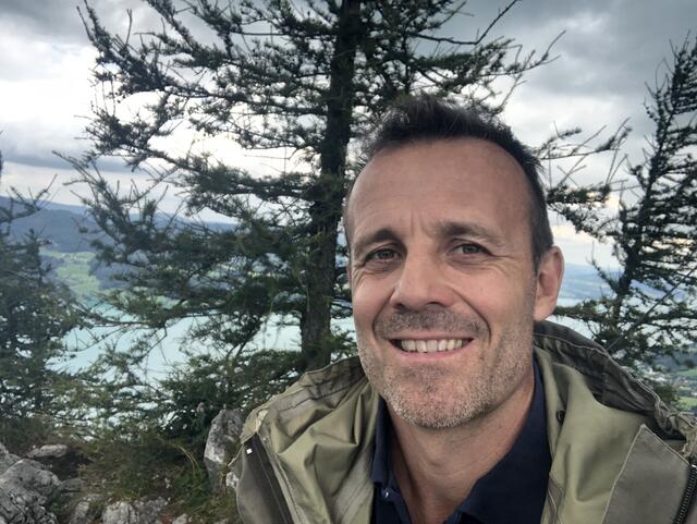 Chris Peherstorfer will mit seinem Buch "Die 11 Gebote" Menschen zeigen, wie sie ihr gesamtes Potential ausschöpfen können und auch lernen, mit Angst und Krisensituationen umzugehen. | Foto: Peherstorfer