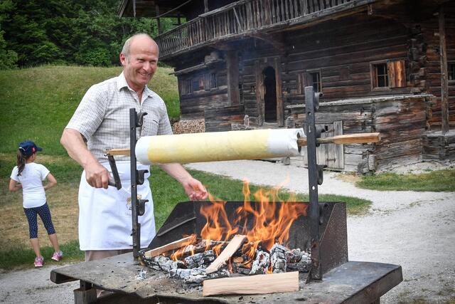 Von Laubsägearbeiten, Holzzäune herstellen, Schmieden bis hin zum Prügeltorte backen werden jeden Sonntag alte Techniken und Herstellungsweisen vorgestellt.  | Foto: Tiroler Bauernhöfe Museum