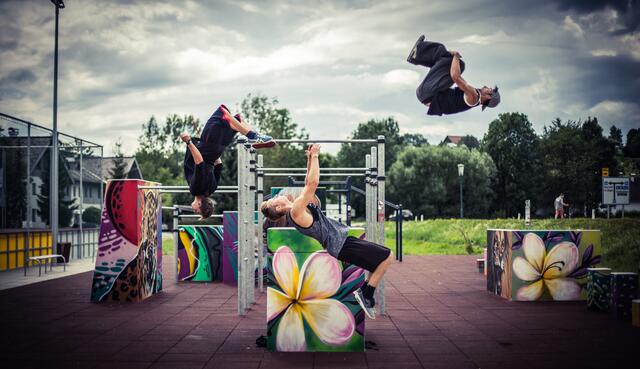 Parkour ist mehr als "cool", es geht um Achtsamkeit gegenüber dem Körper. Erlernen kann die Sportart jeder, Vorkenntnisse sind nicht nötig.  | Foto: One Move/Stefan Müller