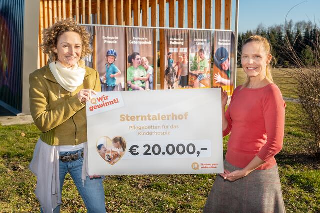 Scheckübergabe: Geraldine Quayle (Leiterin Marketing beim jö Bonus Club) und Lisa Wiesinger (fachliche Leiterin des Sterntalerhofs) | Foto: UÖBC/Harson
