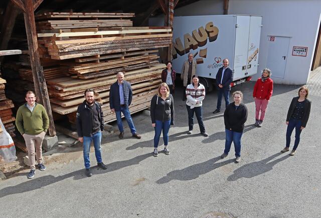 Julian Fink, Philipp Knaus, Christian Zach (v.l.), Ute Wohlfahrt (5.v.l.), Edmund Hacker (4.v.r.), Seniorchef Josef Knaus (6.v.l.) und Christiane Lang (r.) mit den Ausbildungsteilnehmerinnen. | Foto: Roman Schmidt