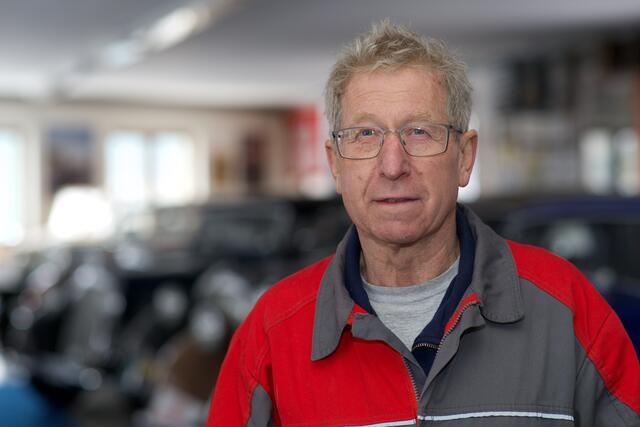 Leonhard Hausberger ist Tischlermeister und war 32 Jahre als Lehrer in der HTL Mödling tätig.