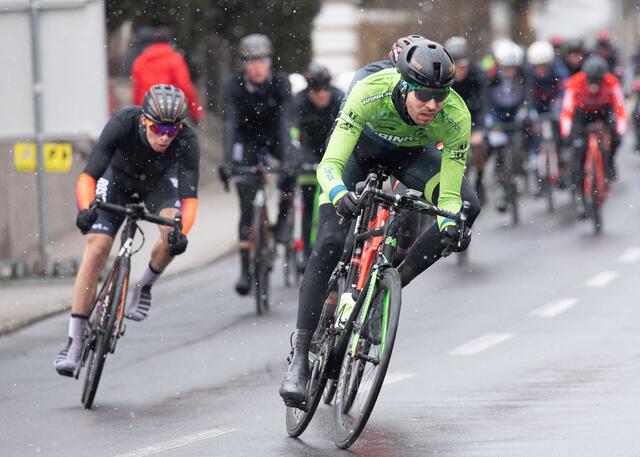 Jonas Rapp (in grün) setzte eine erfolgreiche Konterattacke und brachten den Vorsprung knapp ins Ziel. | Foto: Eisenbauer 