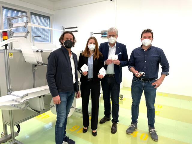 Im Bild, von links: der technische Leiter Norbert Kerekes, Mitglied im Neos Landesteam Marlene Maier, zweite Landtagspräsident Sebastian Huber und Unternehmer Franz Ganser.

  | Foto: Scheiber/Neos