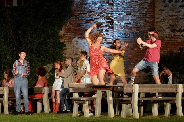 Während das "Kabarett am Platz" im April abgesagt wurde, sollen die sommerlichen Musical-Inszenierungen im Burghof (Bild) wie geplant stattfinden. | Foto: Musical Güssing