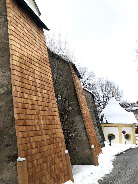 Neue Schindeln an den Kirchenstützpfeilern. | Foto: Kogler