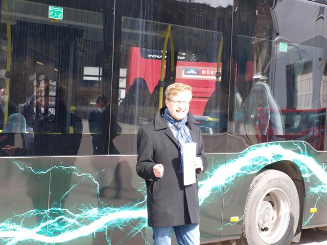MVG-Geschäftsführer Gerhard Deutsch freut sich über den Testbus, den Kapfenberg als erst 2. Stadt Österreichs erhält | Foto: Andrea Stelzer