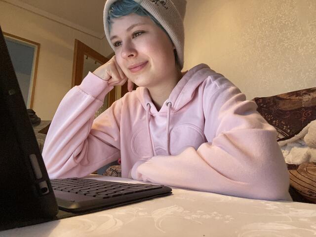 Die 19-jährige Tina Repa will anderen Jugendlichen helfen und absolviert Online-Seminare zu Themen wie "Seelische Erste Hilfe". | Foto: Repa